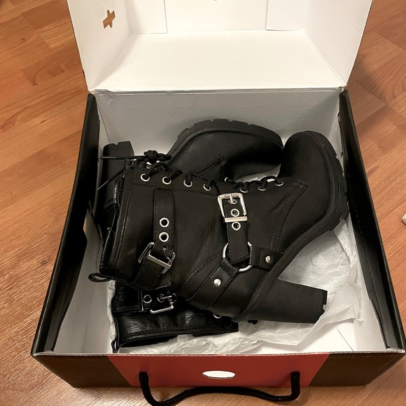 SOLD Heeled zip up combat moto GUESS boots with laces… new with box - Picture 1 of 5
